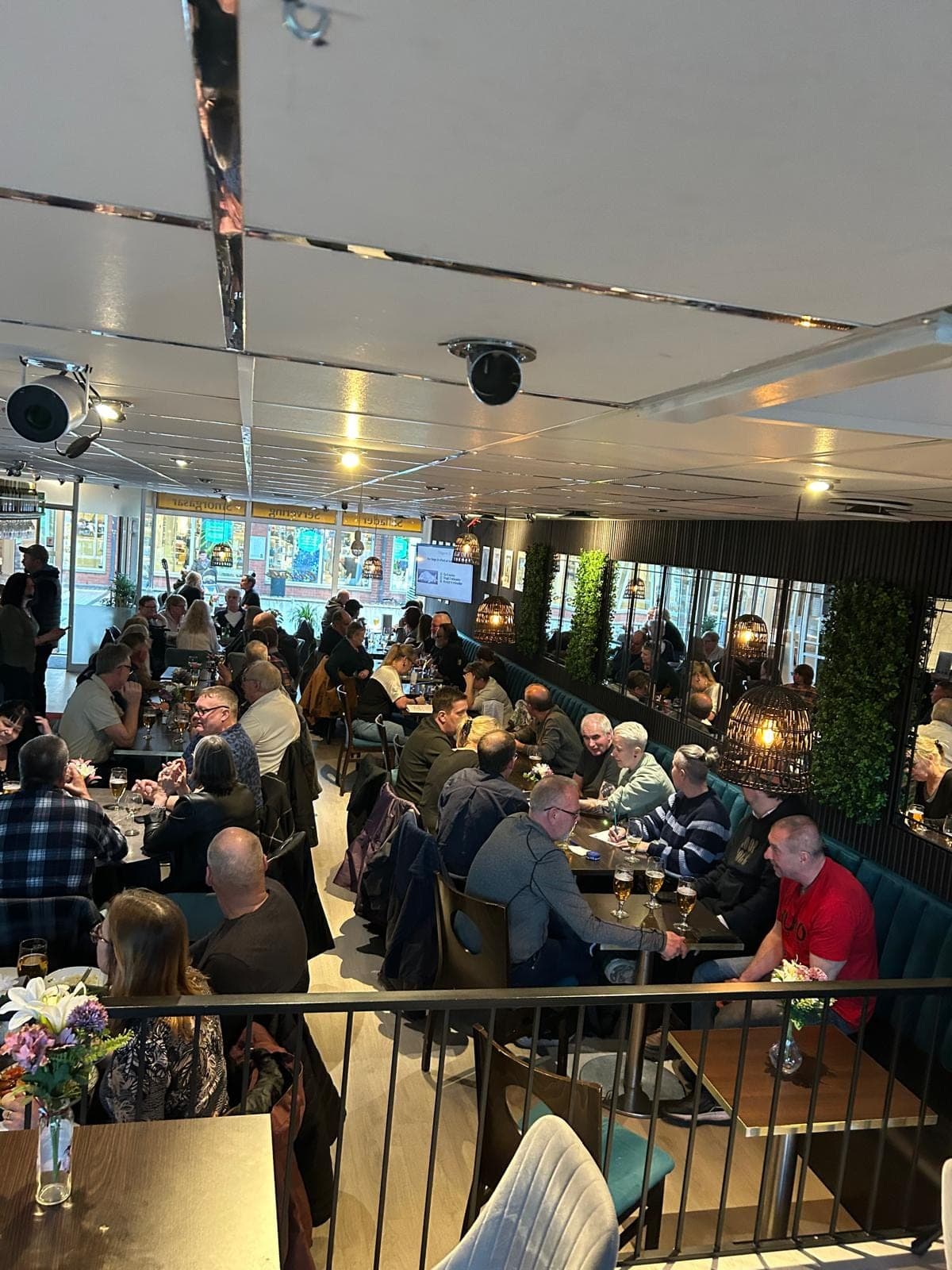 Gäster vid fulla bord i matsalen på Il Forno Castello